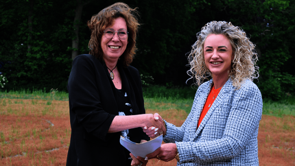 Wethouder Hanneke Coppens en directeur-bestuurde Joke Abbring schudden elkaar de hand