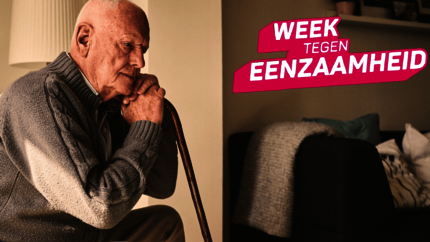 Foto van een oudere man alleen. Zittend op de bank in zijn woning. Met logo week tegen de eenzaamheid.