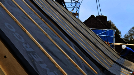 Close-up van een dak met daarop geïnstalleerde biobased dakplaten.