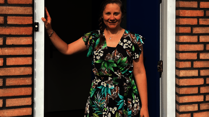 Wiesje in de deuropening van haar woning